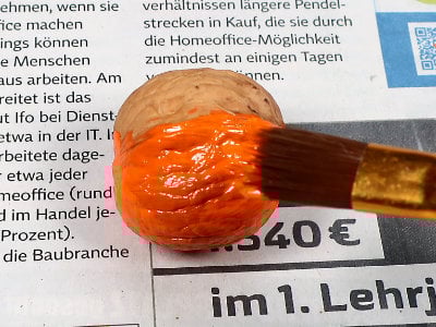 Walnuss mit Acrylfarbe bemalen