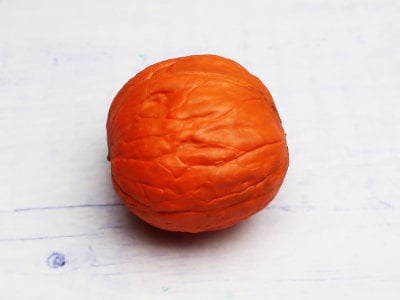 Bemalte Walnuss in Orange