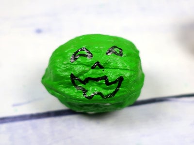 Grün angemalte Halloween Walnuss